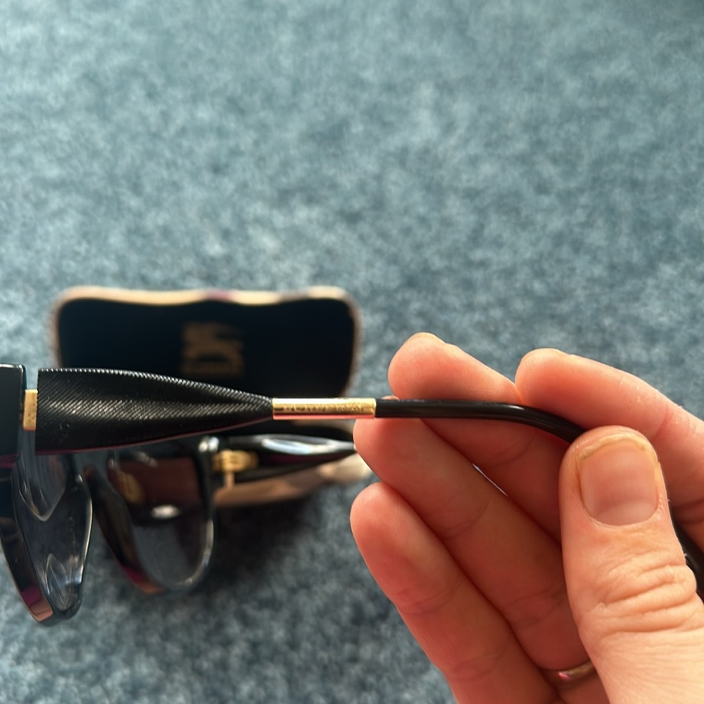 Burberry black sunglasses includes case - Picture 6 of 11